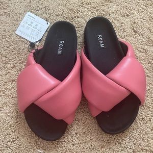 NWT Roam sandals